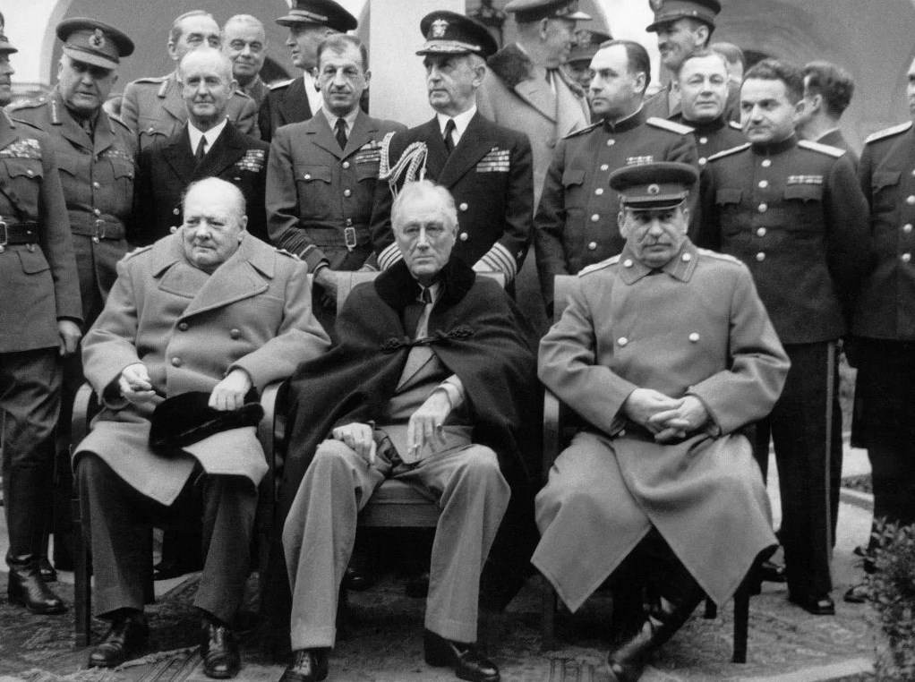 Февраль 1945 г. Ялта &laquo;Большая тройка&raquo;: У. Черчилль,Ф.Д. Рузвельт, И. В. Сталин