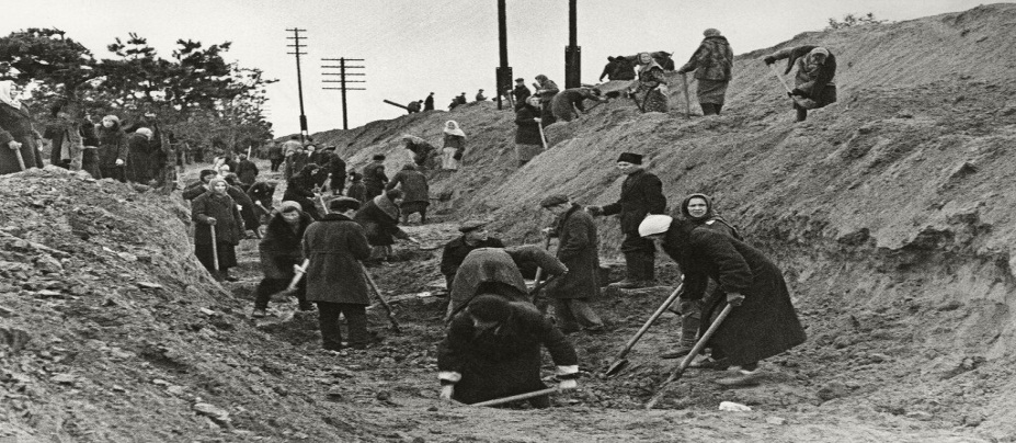 Москвичи на строительстве оборонительных сооружений Москвичи на строительстве оборонительных сооружений