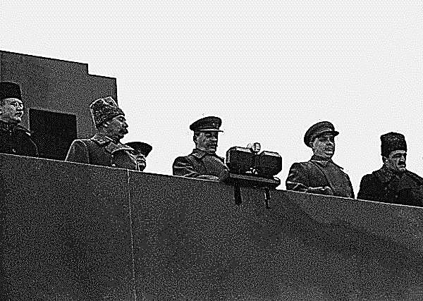 На трибуне Мавзолея во время парада 7 ноября 1941 г. На трибуне Мавзолея во время парада 7 ноября 1941 г.