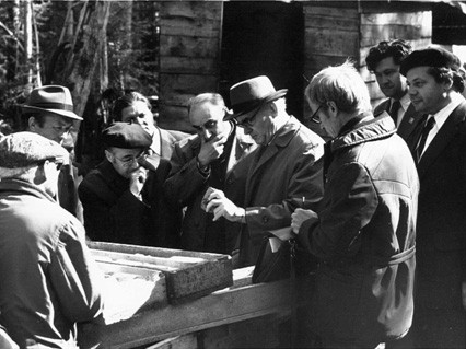 Министр Минэнерго СССР П.С. Непорожний (четвертый справа) осматривает керны породы, слагающей основание Богучанской ГЭС (осень 1975 г.) Министр Минэнерго СССР П.С. Непорожний (четвертый справа) осматривает керны породы, слагающей основание Богучанской ГЭС (осень 1975 г.)