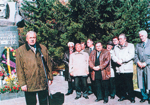 Губернатор Иркутской обл. выступает на митинге, посвященном 50-летию со дня образования Братскгэсстроя, у памятника И.И. Наймушину, создателю специального управления Братскгэсстрой (24 сентября 2004 г.) Губернатор Иркутской обл. выступает на митинге, посвященном 50-летию со дня образования Братскгэсстроя, у памятника И.И. Наймушину, создателю специального управления Братскгэсстрой (24 сентября 2004 г.)
