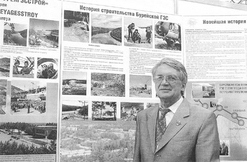 Ученый секретарь Российского национального комитета по большим плотинам, к.т.н. Л.Н. Торопов на фоне стенда истории строительства Зейской и Бурейской ГЭС (выставка на 75-м Исполкоме СИГБ)
