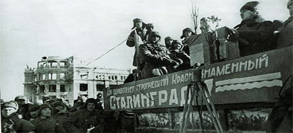 Митинг, посвящённый освобождению Сталинграда. Выступает генерал Чуйков В. И. Митинг, посвящённый освобождению Сталинграда. Выступает генерал Чуйков В. И.