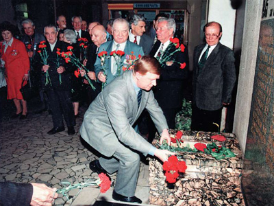 Митинг, посвященный 55-й годовщине Победы. Председатель правления РАО ЕЭС России А.Б. Чубайс возлагает цветы к мемориалу погибших участников ВОВ Минэнерго СССР